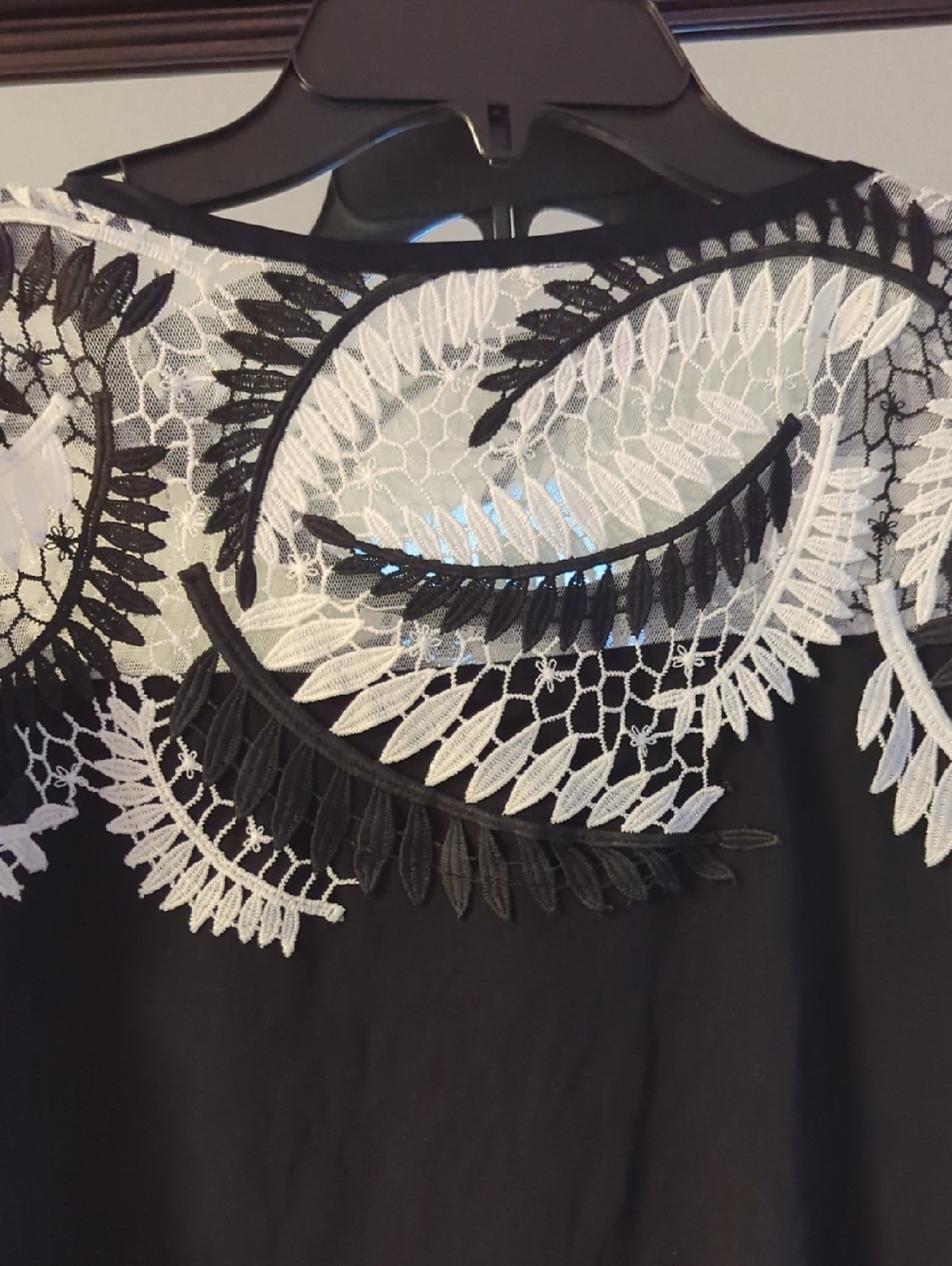White House Black Market Black and White Mesh Short Sleeve Women's Top Size M - Picture 5 of 6
